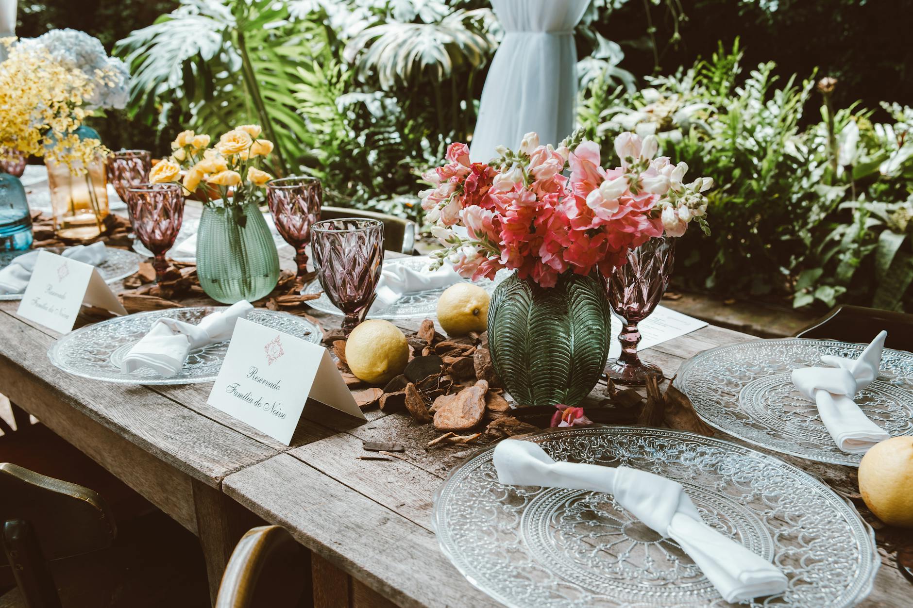Tropical Outdoor Dining Decor Ideas for Vibrant Gatherings